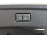 両手がふさがるほどの荷物があるとき、とても便利なオートマチックテールゲートが装備されております。