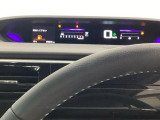 デジタル表示のスピードメーターとタコメーターを大きく配した見やすいメーター部になっています。左側のインフォメーション画面でオドメーターや燃費などの情報を確認できます。