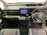 車内は光触媒抗菌消臭施工済です。スタイリッシュなデザインでスポーティなインパネ周りを演出します。グローブボックスやカップホルダーのほかにトレーなどたくさんの収納スペースが付いています。