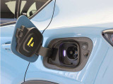 急速充電器は、商業施設など外出先の公共の充電ステーションでご利用いただけます。CHAdeMOに対応し、短時間で急速充電!150kWの急速充電器を使用した場合、充電率10%から80%まで、約32分で充電できます。