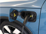コンセントタイプ(3kW)やウォールボックスタイプ(6kW)の充電器を用いて、ご自宅で簡単充電。一般的な家庭用の200V交流充電ケーブルでは、約8時間で80%まで充電!1時間あたり7~14kmを走行できる電力を充電できます。
