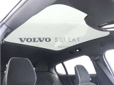 屋根一面まるごととも言える特大サイズのパノラマサンルーフ。ルーフは、車内に入る陽射し、熱、紫外線を低減するため、ティンテッドガラスを使用したフルパノラマウインドです。