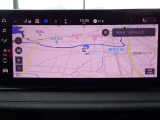 交通状況や天候などの情報をリアルタイムで表示。スマホとの連携により目的地の設定、駐車場や給油所も検索も可能です。