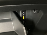 グローブボックス内のカードの取り出しもしやすい場所にETC2.0がついています。高速道路の料金所の通過もラクラクです!。