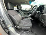 足元もゆったりで長時間の運転も疲れにくいフロントシートです。