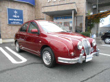 きれいなワインレッドの車両です。