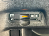 有料道路をキャッシュレスで通行できるETC車載器付きです。運転席足元に設置されています。ETCセットアップ費用は含まれておりません。別途必要となります。