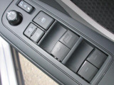 パワーウィンドウは全てのスイッチにオート機能が装備されております。ウィンドウロックも装備されているので、お子様と一緒の時も安心ですね。