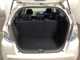 荷物の積み下ろしがスムーズな広々荷室。シートアレンジも簡単です。