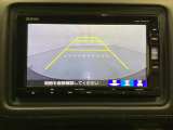 バックでの車庫入れも安心です! リアカメラが付いているバックモニター付のナビを装備しております。操作線もついており距離感も画面から確認できます。