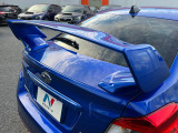 【大型リヤスポイラー】スポーツカーらしさがグッと引き立つ大型リヤスポイラーを装着♪高速走行時のスタビリティ(走行安定性)向上に役立ちます。