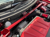 【タワーバー】お車の剛性を高めるタワーバーを装備。よりスムーズなコーナリング走行が可能となり、走りも楽しめます。