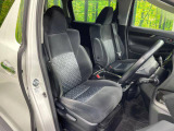運転席シート廻りは使用感も少なく、良好な状態となっています。前オーナー様が丁寧に使っていたことがよくわかりますね。