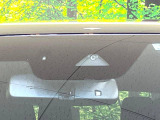 【i-ACTIVESENSE】走行中に前方の車両等を認識し、衝突しそうな時は警報とブレーキで衝突回避と被害軽減をアシスト。より安全にドライブをお楽しみいただけます。