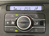 【オートエアコン】一度お好みの温度に設定すれば、車内の温度を検知し風量や温度を自動で調整。暑い…寒い…と何度もスイッチ操作をする必要はありません。快適な車内空間には必須の機能ですね♪