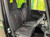 運転席まわりには十分なスペースがあり、大柄な方でもゆったり運転していただける環境です。
