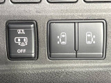 【ハンズフリー機能付き両側パワースライドドア】スライドドアの下に足先を入れてすぐ引くと、自動的にスライドドアが開閉します!荷物で両手がふさがった状態でも、ドアの開閉ができてとっても便利!