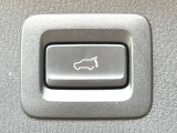 【パワーバックドア】スマートキーや運転席のボタンを押すだけでリアゲートが自動で開閉します!荷物を持っている時や、高い位置にあるバックドアを閉める際に便利な機能です♪