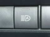 【アダプティブハイビーム】遠くまで明るく照らすハイビームを先行車や対向車に照射しない様、自動で調整!毎回手動で切り替える必要がなく、夜間走行時のストレスも軽減。安全性向上にも寄与します。