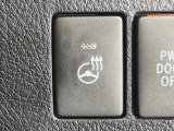 【ステアリングヒーター】冬場に冷たくなりやすい革巻きステアリングを、スイッチ一つで素早く適温に!エアコンよりも早く温まってくれるので、寒い日の運転も快適になりますね♪