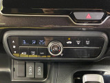 【オートエアコン】一度お好みの温度に設定すれば、車内の温度を検知し風量や温度を自動で調整。暑い…寒い…と何度もスイッチ操作をする必要はありません。快適な車内空間には必須の機能ですね♪