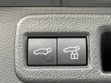 【ハンズフリーパワーバックドア】リアバンパー下部に足先を出し入れするだけでバックドアが自動で開閉♪両手が荷物でふさがっている時でもラクラク開閉操作が行えます!