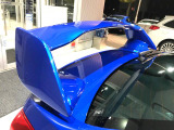 【大型リヤスポイラー】スポーツカーらしさがグッと引き立つ大型リヤスポイラーを装着♪高速走行時のスタビリティ(走行安定性)向上に役立ちます。