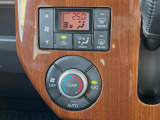 【オートエアコン】一度お好みの温度に設定すれば、車内の温度を検知し風量や温度を自動で調整。暑い…寒い…と何度もスイッチ操作をする必要はありません。快適な車内空間には必須の機能ですね♪