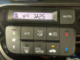 【オートエアコン】一度お好みの温度に設定すれば、車内の温度を検知し風量や温度を自動で調整。暑い…寒い…と何度もスイッチ操作をする必要はありません。快適な車内空間には必須の機能ですね♪
