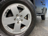 ●純正アルミホイール:輸入車ならではの卓越した走りを支えるホイールと足回りです!日本車の走りに慣れている方にもぜひ体感して頂きたいほど、高いレベルでまとまっています!