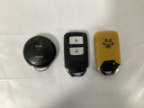 スマートキーを装備しています。鍵を差し込むことなくドアロックの開け閉めと、スタートボタン操作でのエンジンスタートができます。加えて、純正リモコンエンジンスターター用の操作キーもついています。