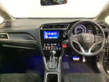車内は光触媒抗菌消臭施工済です。インパネ周りはスタイリッシュなデザインです。グローブボックスやカップホルダーのほかにトレーなどたくさんの収納スペースが付いています。