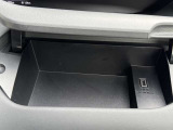 運転席アッパーボックス★USB電源ソケットが中にございます♪