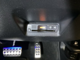 ハンドルの右下にETCがついています。高速道路の料金所の通過も楽々です。 カードの取り出しもしやすい場所についています。