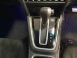 CVT車のセレクトレバーです。低速から高速まで、変速ショックのないスムーズな走りを実現するとともに、エンジン効率のよい領域を維持することで燃費にも貢献します。