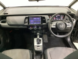 車内は光触媒抗菌消臭施工済です。スタイリッシュなデザインでスポーティなインパネ周りを演出します。グローブボックスやカップホルダーのほかにトレーなどたくさんの収納スペースが付いています。