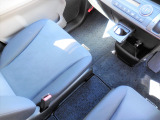運転席パネルにシフトノブがありますので、足元とっても広々としてます♪