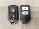 スマートキーを装備しています。鍵を差し込むことなくドアロックの開け閉めと、スタートボタン操作でのエンジンスタートができます。スペアキーも同じものを用意しております。