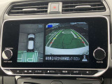 アラウンドビューモニター、駐車中の車を空から見下ろしているかのような映像で表示し、駐車をアシストします