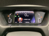デジタル表示のスピードメーターとタコメーター、燃費やオドメーターなどの表示の他に、ホンダセンシング機能などの表示もできる多機能なマルチインフォメーション・ディスプレイです。