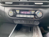 オートエアコン付ですので快適な車内温度を保てます。前席にはシートヒーターがあります。