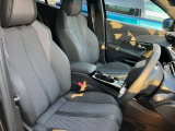 こちらの車両は正規ディーラーの厳しいチェックを全てクリアした認定中古車です。納車前117項目点検整備、1年間安心保証、ロードサービス等、購入前後に安心頂けるよう徹底いたしております。