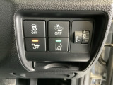 Hondaセンシング用の、VSA(ABS+TCS+横滑り抑制)解除とレーンキープアシストシステムのメインスイッチなどはハンドルの右側に装備しています。