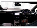 運転席助手席です。安全装備をオプションで追加するのは日本的発想。フォルクスワーゲン車はサイドエアバッグを全車標準で装備しております。