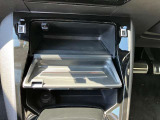納車前は専門メカニックが専用故障診断器を使用し2年定期点検相当の67項目、独自点検(エンジンルーム・足回り・計器類・内装の損傷等)の50項目、計117項目の点検整備実施の上お客様へご納車致します。