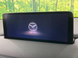 【12.3インチマツダコネクト】車内の雰囲気にマッチした大型ディスプレイ。スマホ接続でのナビ使用やBluetooth再生等、様々な機能が楽しめます。直感的なダイヤル操作が可能で、使い勝手も良好です。