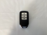 スマートキーを装備しています。鍵を差し込むことなくドアロックの開け閉めと、スタートボタン操作でのエンジンスタートができます。ボタン操作でトランクが開けられるトランクオープナーもついています。