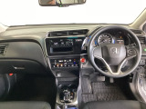 車内は光触媒抗菌消臭施工済です。インパネ周りはスタイリッシュなデザインです。グローブボックスやカップホルダーのほかにトレーなどたくさんの収納スペースが付いています。