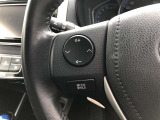ステアリングスイッチ付き。前方から目を離すことなく操作することが可能です。