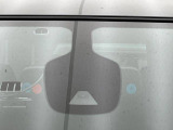 【インテリジェントエマージェンシーブレーキ】フロントカメラで前方の車両や歩行者を検知。衝突しそうな時は衝突被害軽減ブレーキが作動、衝突回避をサポート。より安全にドライブをお楽しみいただけます。